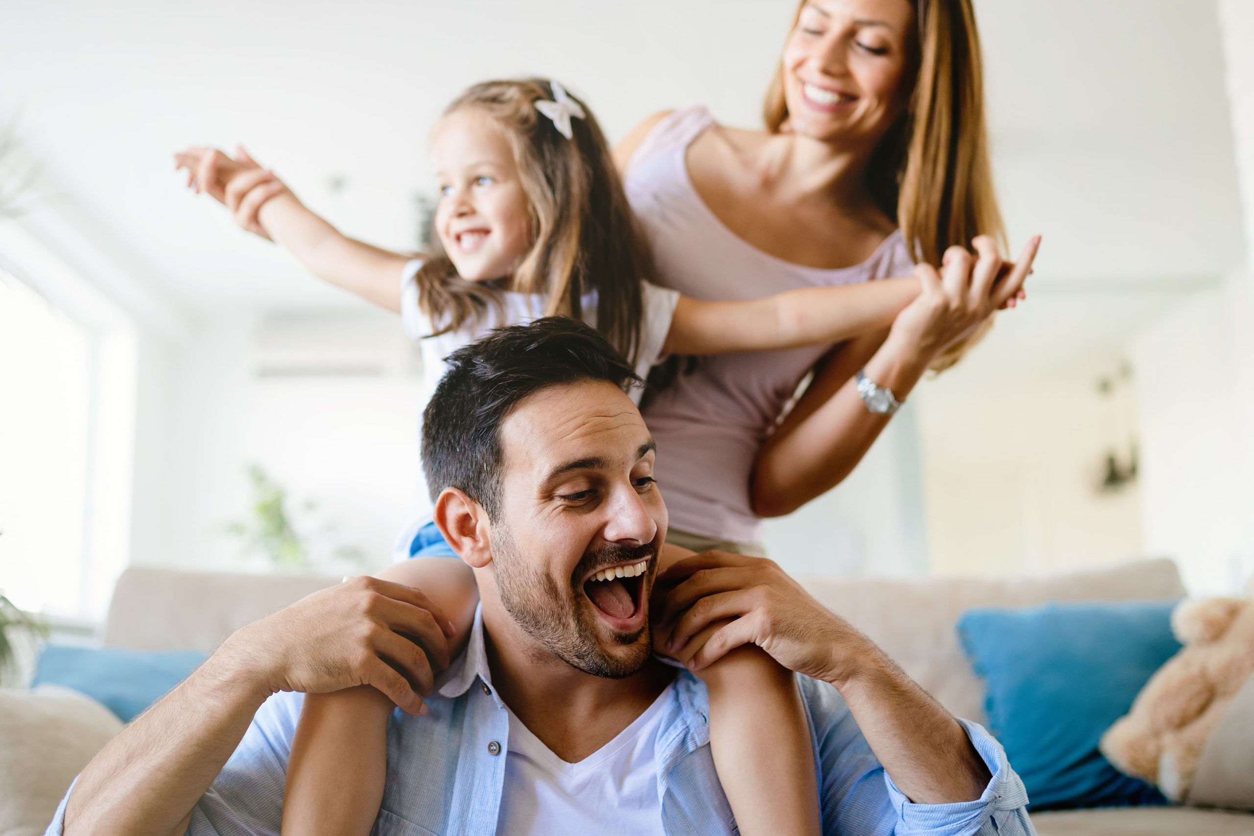 Familia compartiendo junta, representando el cuidado integral y cercano de First Medical.